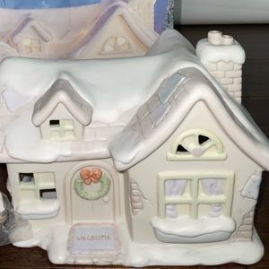 Precious Moments, Sugar Town Christmas House. Like New, Perfect Condition.